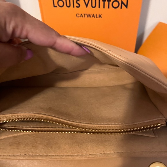 Louis Vuitton Wave Bag Taupe MM - Picture 4 of 11